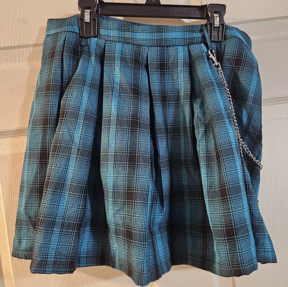 HOT TOPIC BLUE PLAID SKIRT WITH CHAIN ACCENT: GREAT CONDITION SIZE SMALL